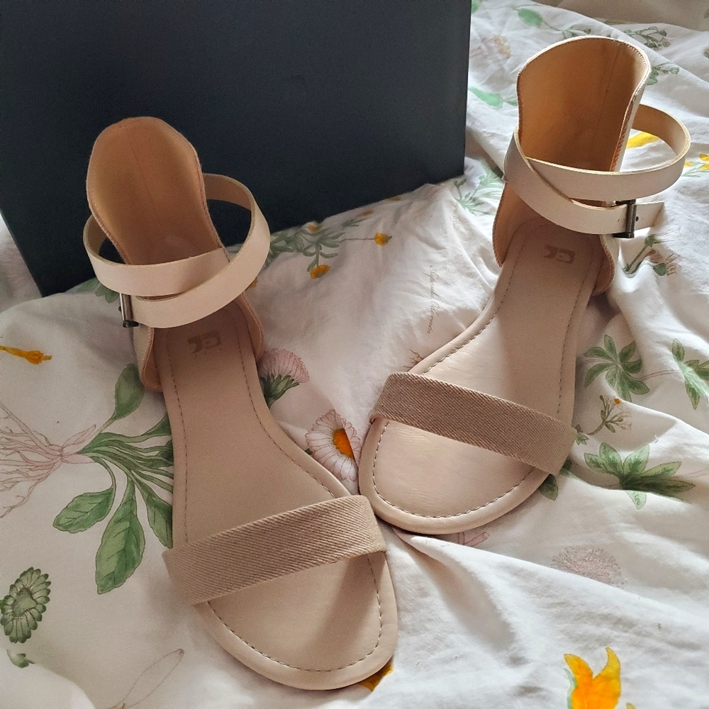 *NIB* Joe's Jeans Mack Sandals (size 7.5)